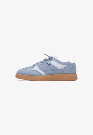 Zapatilla de ante azul claro con detalles en blanco y azul oscuro, puntera redondeada, cierre con cordones y suela de goma color caramelo.