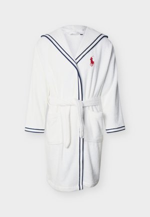 Hvit hettebadekåpe med marineblå kanting, knytt belte, frontlommer og rød brodert polospillerlogo på brystet.