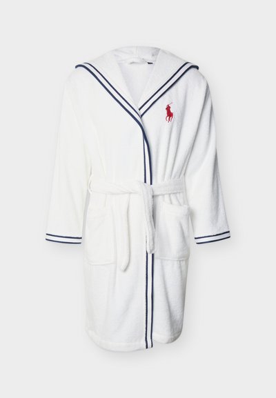 Λευκή μπαντέλα με κουκούλα και μπλε σκούρο περίγραμμα, ζώνη δεμένη, μπροστινές τσέπες και κόκκινο κεντημένο λογότυπο παίκτη πόλο στο στήθος.