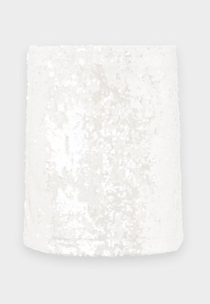 Tessuto a tubo bianco con paillettes, dalla superficie liscia. Le paillettes riflettono la luce, creando un effetto scintillante. I bordi sono rifiniti in modo ordinato.