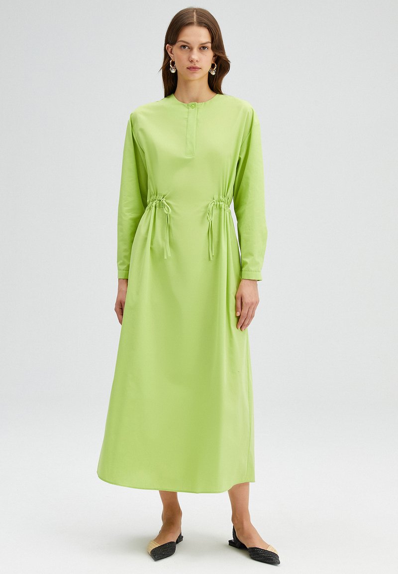 Touché Privé FRILLY WAISTED POPLIN - MODEST - Denné šaty - green