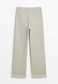 Beige wijde broekspijpen van een soepel stof, met een vlakke taille, riemlussen en persplooien over de benen; zonder zakken.