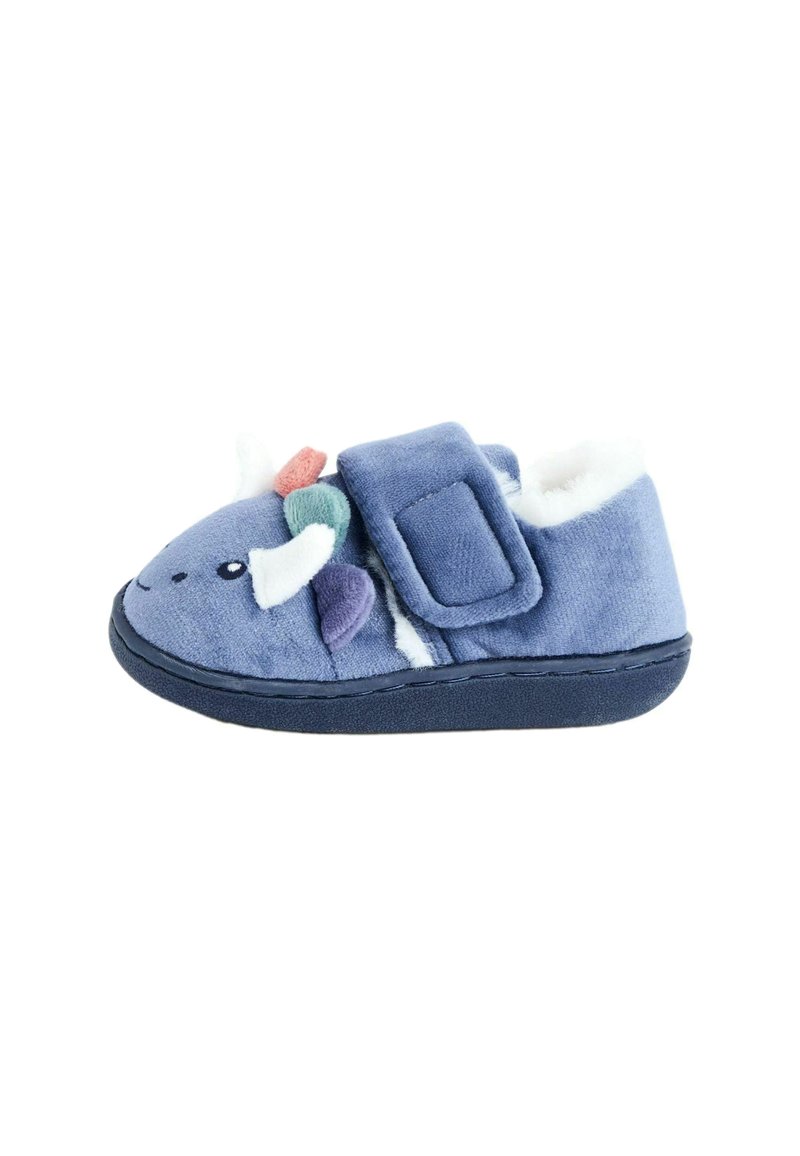 Blå plyschToffel med en rund tå, ett velcro-band och flerfärgade accenter som liknar en karaktär. Mjuk, fluffig foder och texturerad sula.