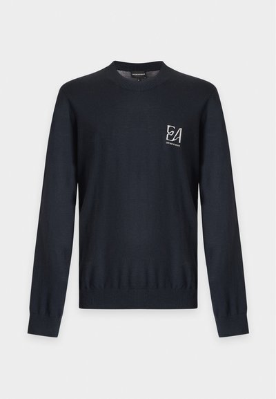 Pull noir à manches longues col rond avec petit logo blanc "EA EMPORIO ARMANI" sur le côté gauche de la poitrine.