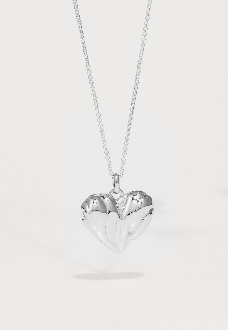 Collana con pendente a forma di cuore in argento con finitura lucida, caratterizzata da un design a foglia testurizzato, attaccata a una delicata catena.