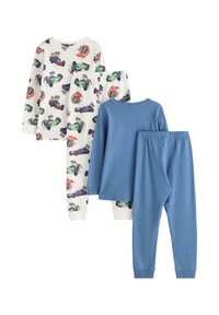 Två set barnpyjamaser: en med en vit topp och shorts med bilillustrationer, och en enfärgad blå långärmad topp med matchande byxor.
