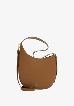 Bolso de hombro de cuero marrón con una silueta curva, acabado texturizado y una correa desmontable. Tiene un detalle de logo dorado en el frente.