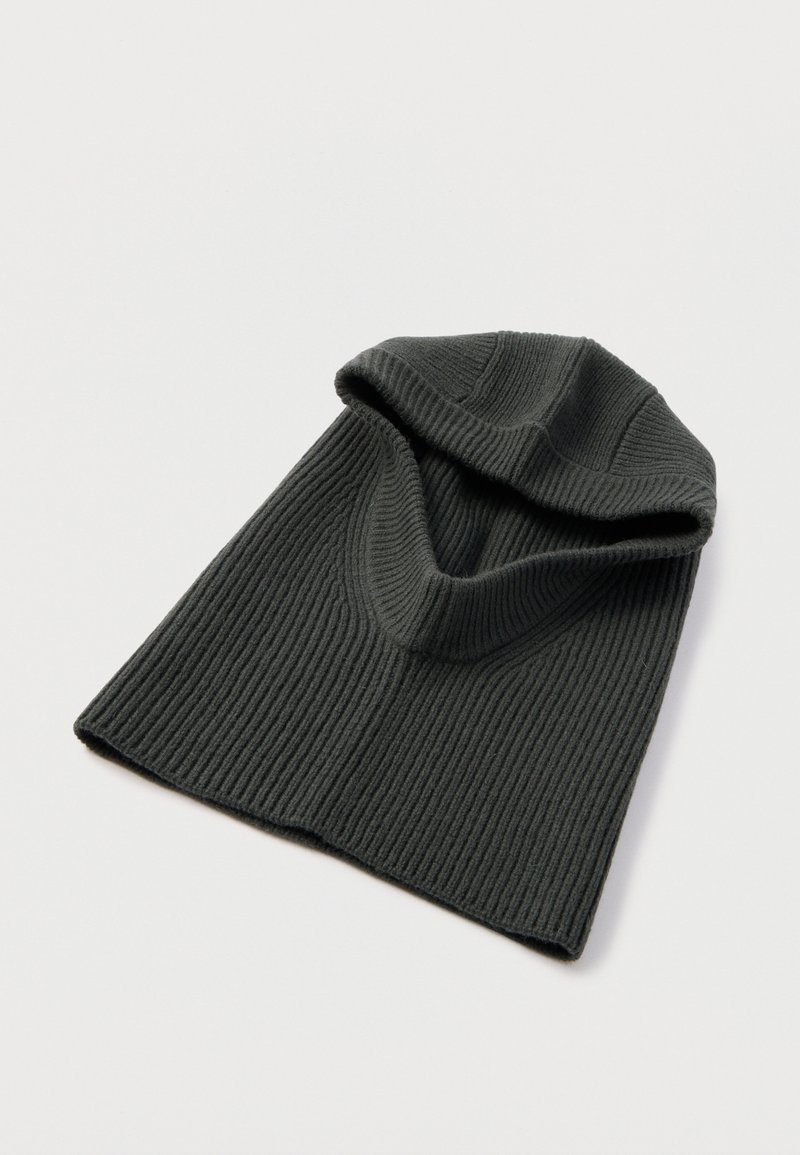 Gorro de punto verde oscuro con textura acanalada y ajuste holgado. Presenta un dobladillo doblado y material suave para brindar calidez y comodidad.