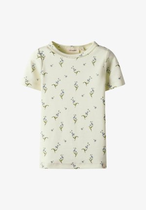 Kortermet lysegrønn t-skjorte med et blomsterdesign i blå blomster og grønne blader på stoffet, laget av mykt bomullsmateriale.