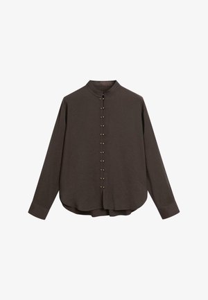 Chemise marron à manches longues avec col montant, fermeture à boutons sur le devant, ourlet arrondi et manches retroussées, confectionnée dans un tissu doux.