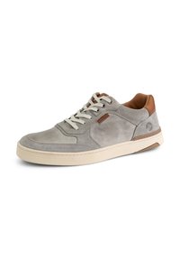 Grijze suède sneakers met bruine leren accenten, witte veters en een structuur aan de zijkant. Bevat een roomkleurige rubberen zool en minimale branding.