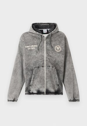 Γκρι φούτερ με φερμουάρ, εμπρόσθιες τσέπες, ελαστικά μανίκια, κουκούλα με κορδόνια, κείμενο "Carlo Colucci EST 1978" στο αριστερό στήθος και κυκλικό λογότυπο στο δεξί στήθος.