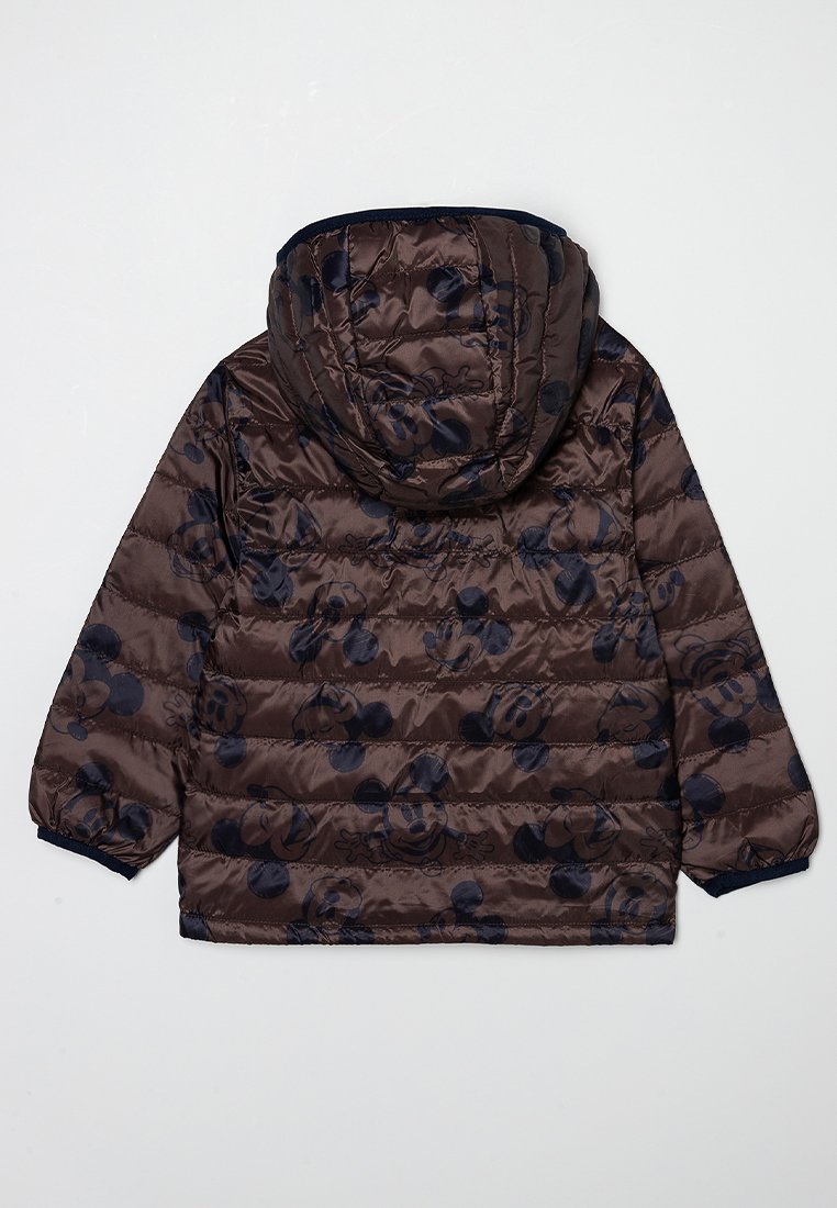 Chaqueta acolchada marrón con capucha, con un patrón de Mickey Mouse en color azul marino, textura acolchada y puños elásticos. Apta para el uso diario.
