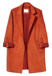 Abrigo de ante naranja con cuello de muesca, frente abierto, mangas largas y detalles de hebilla en los puños. Incluye dos bolsillos laterales.