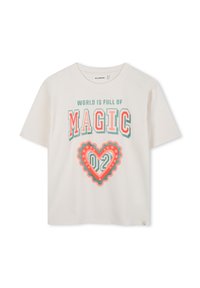 Korte mouwen crèmekleurig t-shirt met een ronde hals. Kenmerkt zich door de tekst "DE WERELD IS VOL MAGIE" en een kleurrijke hartafbeelding met sterren.