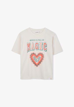 Korte mouwen crèmekleurig t-shirt met een ronde hals. Kenmerkt zich door de tekst "DE WERELD IS VOL MAGIE" en een kleurrijke hartafbeelding met sterren.