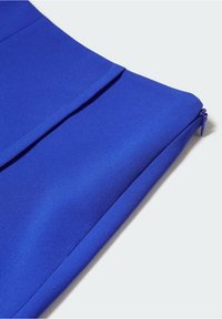 Jupe en tissu bleu à texture lisse, présentant un design plissé et une fermeture éclair latérale pour une fonctionnalité accrue.