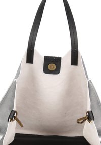 Borsa tote in pelle con un esterno liscio di colore argento e un interno bianco; presenta manici in pelle nera e una chiusura a scatto in ottone.
