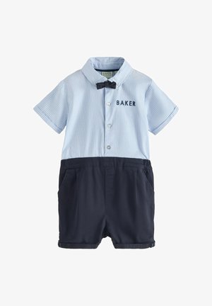 Mėlynas dryžuotas trumpomis rankovėmis kombinezonas su juodu lankeliu ir siuvinėtu užrašu „BAKER“. Tamsiai mėlyni šortai su dviem šoninėmis kišenėmis.