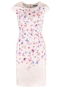 Robe rose clair à manches courtes avec un motif de papillons roses et violets dispersés sur le tissu.