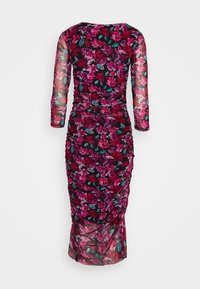 Robe florale avec de longues manches transparentes, base en tissu noir avec des fleurs roses et turquoise, design froncé et silhouette ajustée.