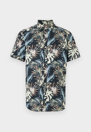Černá košile s krátkým rukávem na knoflíky s tropickým květinovým potiskem. Obsahuje zelené listy a oranžové akcenty. Látka vypadá hladká a lehká.