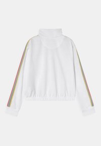 Sweatshirt branco cropped com gola alta, apresentando riscas verticais multicoloridas em vermelho, amarelo e azul nas mangas. Textura suave.