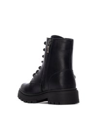 Bota de cuero negra hasta el tobillo con cremallera lateral, punta redonda y suela de goma gruesa. Presenta detalle de cordones y textura suave.