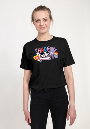 Czarny bawełniany t-shirt z kolorową grafiką, na której widnieje napis "DZIEL SIĘ MIŁOŚCIĄ" obok fioletowego misia i serc.