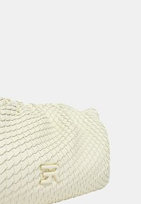 Borsa in pelle bianca intrecciata con superficie texturizzata, leggero lucido e accento logo dorato. Forma morbida e cadente.