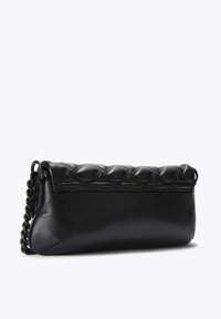 Borsa a spalla in pelle nera con motivo intrecciato sulla parte superiore, texture liscia e tracolla a catena. Forma rettangolare e design compatto.