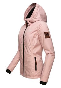 Veste à capuche pour femme de couleur rose clair avec fermeture éclair noire, poches zippées, écusson logo sur la manche et poignets intérieurs noirs.