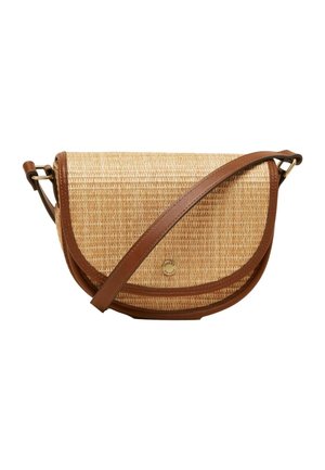 Lille flettet crossbody-taske med brun læderkant og justerbar rem, rundet klap og cirkulært gyldent logoemblem på fronten.