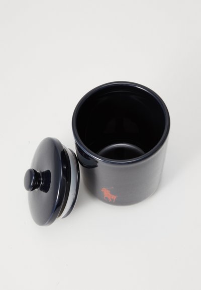 Námornícky keramický zásobník s okrúhlym tvarom, so zapadajúcim viečkom a malou guľkou, s červeným logom pólistu na boku.