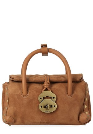 Sac à main en daim marron avec poignées en cuir roulé, fermeture à tour en laiton et détails cloutés sur les côtés.