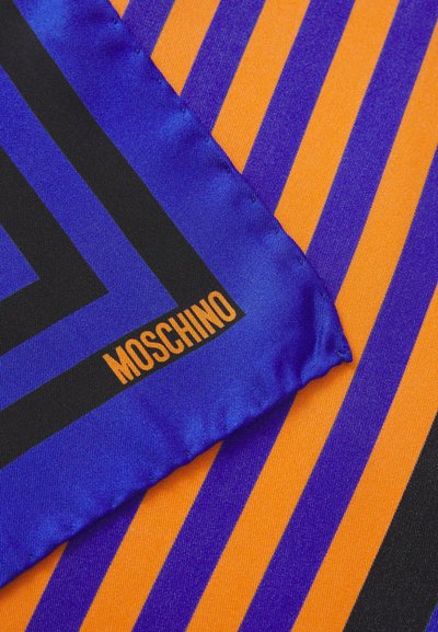 Zīda kvadrātveida šalle ar drosmīgām melnām, oranžām un violetām svītrām. Satur Moschino logo oranžā krāsā. Gluda tekstūra, spilgtas krāsas.