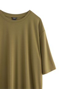 Olivengrøn kortærmet t-shirt med rund hals og en glat overflade; har en let afslappet pasform og ingen synlige mønstre eller detaljer.