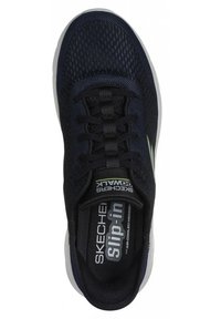 Scarpa atletica in rete blu navy con design slip-on. Presenta lacci elastici, soletta imbottita etichettata "Air Cooled Memory" e suola testurizzata.