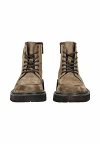 Stivaletti alla caviglia in suede marrone con lacci marroni, colletto imbottito e suola in gomma nera con scanalature profonde per la trazione.