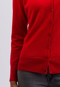 Czerwona sweterka dzianinowa z okrągłym dekoltem, długimi rękawami i zapięciem na guziki. Ribbed mankiety i dół, z delikatną fakturą.