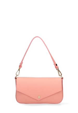 Kleine roze leren handbag met een flap in envelopstijl, een gouden drukknoopsluiting en een afneembare schouderriem met gouden haken.