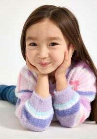 Gestrickter Pullover in Pastellfarben, mit Streifen in Pink, Lila, Blau und Weiß; weiche, flauschige Textur mit gerippten Bündchen.