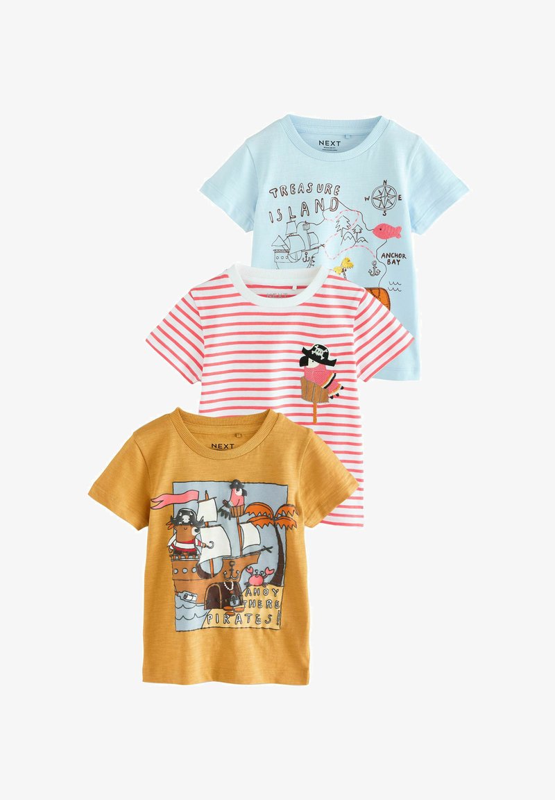 Drei Kinder-T-Shirts mit Piraten- und Schatzinsel-Motiven, darunter ein blaues Karten-Shirt, ein gestreiftes Vogel-Piraten-Shirt und ein braunes Piratenschiff-Shirt.