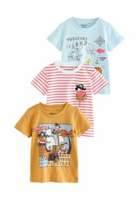 Tre t-shirts til børn: en blå med Treasure Island tryk, en rødstribet skjorte med piratmotiv og en sennepsgul skjorte med en illustration af et piratskib.
