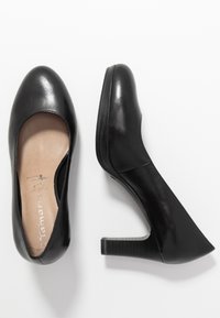Czarne skórzane szpilki z zaokrąglonym noskiem i lekko teksturowanym klockiem obcasa. Gładkie wykończenie, minimalne detale, z amortyzującą wkładką.