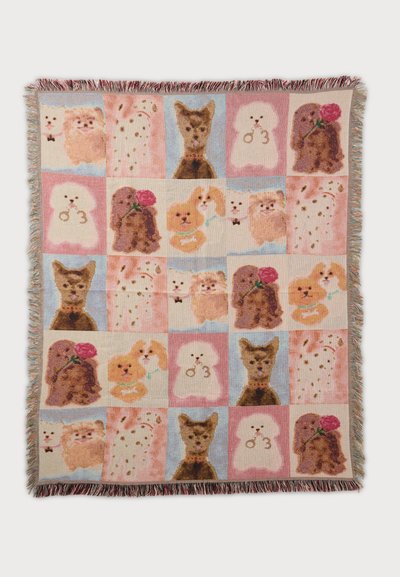 Couverture tissée avec une grille de carrés colorés présentant divers visages et corps de chiens illustrés dans des tons pastel.