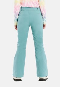 Tyrkysové snehové nohavice so zvýrazneným pásom, rozšírenými nohavicami a tkaninou s odvádzaním vlhkosti, s prešitými detailmi a hladkým, jemným povrchom.