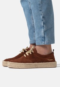 FRED MARTIN COLLECTION MYKONOS - Espadrillas - red brown suede