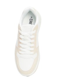 Sneaker bianco con accenti beige testurizzati, punta rotonda, dettagli traforati e lacci piatti. Taglia 39 riportata all'interno della scarpa.