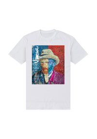 Bílý tričko s barevným, rozděleným portrétem Vincenta van Gogha v klobouku, s modrým a červeným pozadím a jeho jménem napsaným kurzívou.